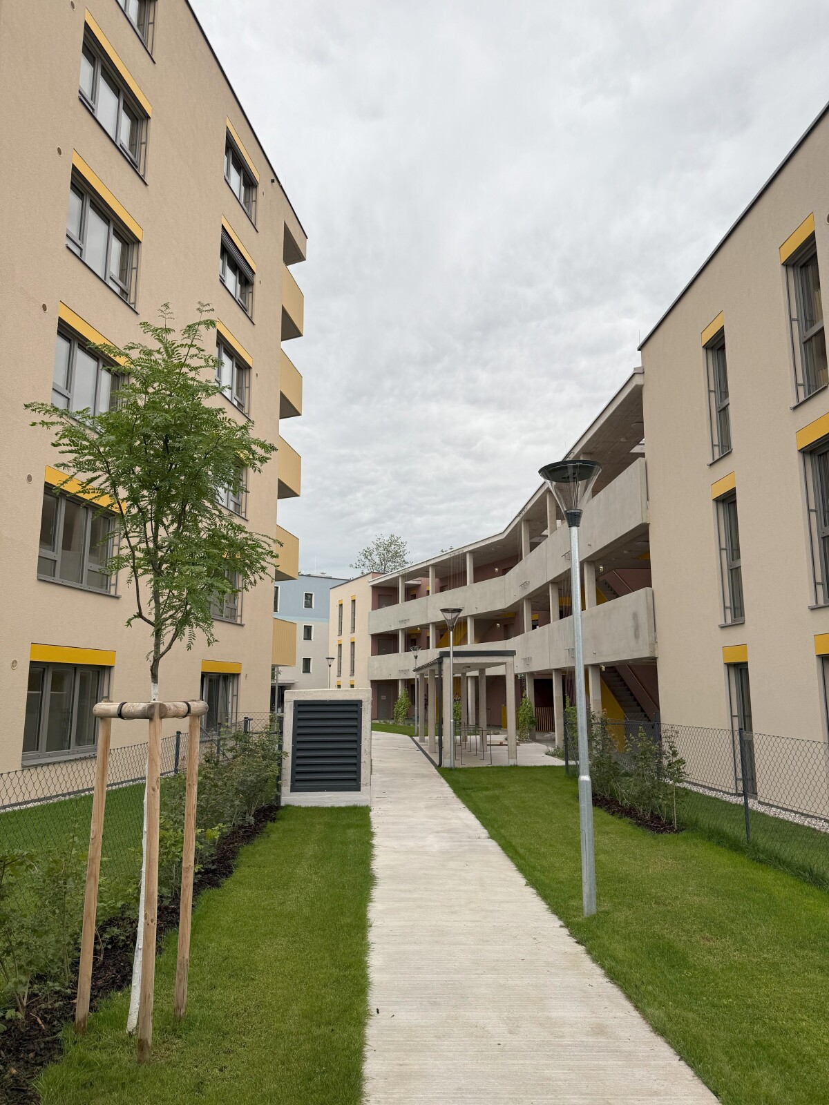 Wohnhausanlage mit Grünfläche und Bäumen