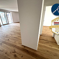 Wohnküche und Gang zu den Zimmern