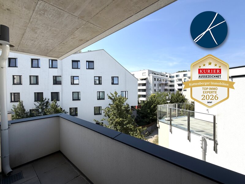 Balkon mit Blick in den grünen Innenhof