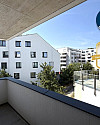 Balkon mit Blick in den grünen Innenhof