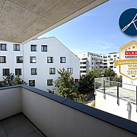 Balkon mit Blick in den grünen Innenhof