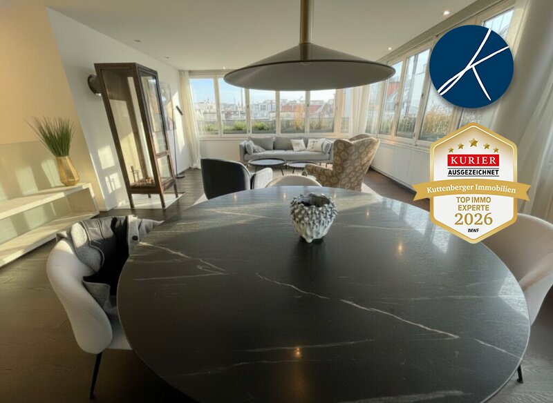 Exklusive Möblierung, viele Fenster, beeindruckender Glaskamin