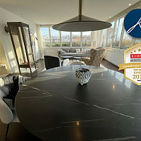 Exklusive Möblierung, viele Fenster, beeindruckender Glaskamin