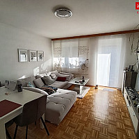 Wohnzimmer mit Balkon