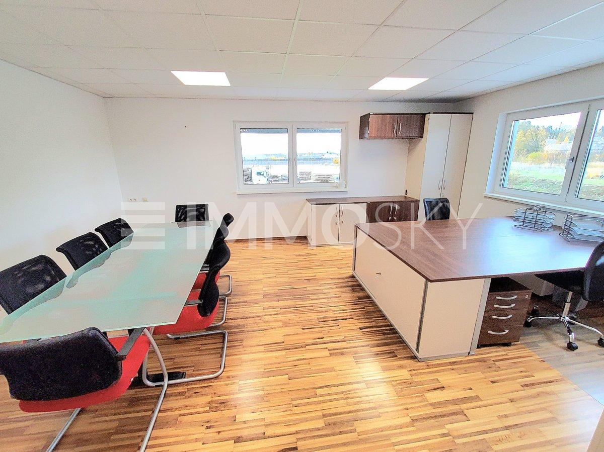 Chefbüro mit Konferenztisch