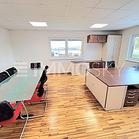 Chefbüro mit Konferenztisch