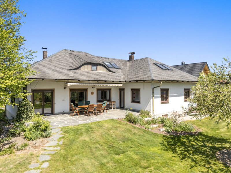Schöner, gepflegter 270m² Bungalow mit 2 Wohnungen und 1.318m² Grund in Viktring in ruhiger sonniger Aussichtslage