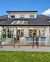 Hausansicht mit Garten und Terrasse