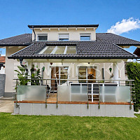 Hausansicht mit Garten und Terrasse