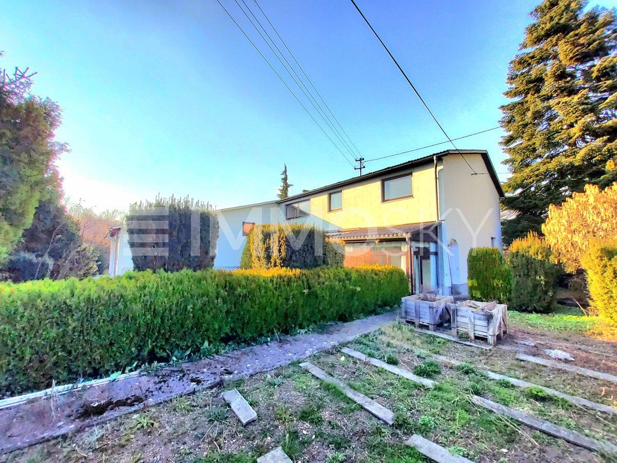 2 Familienhaus mit Innenpool und Garten