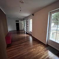 Wohnzimmer und Balkon