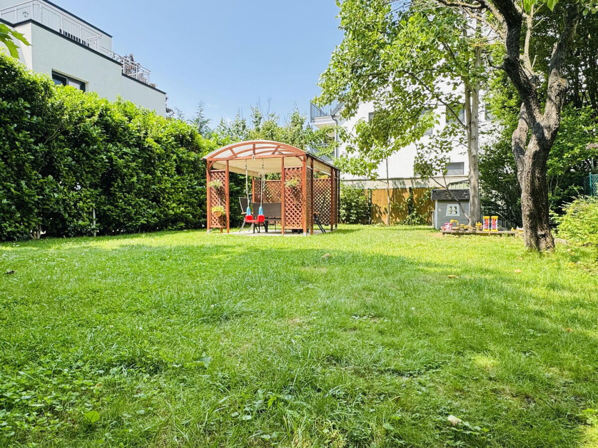 Großer Garten samt Teehaus