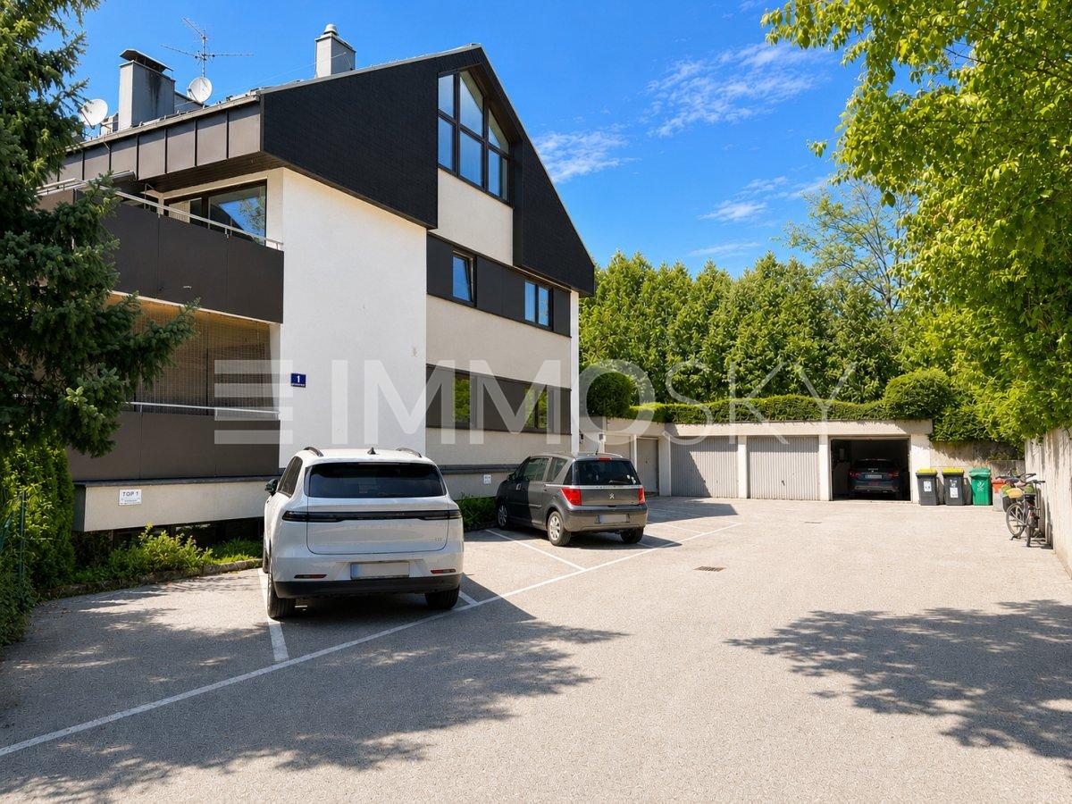 Aussenansicht mit Stellplätzen