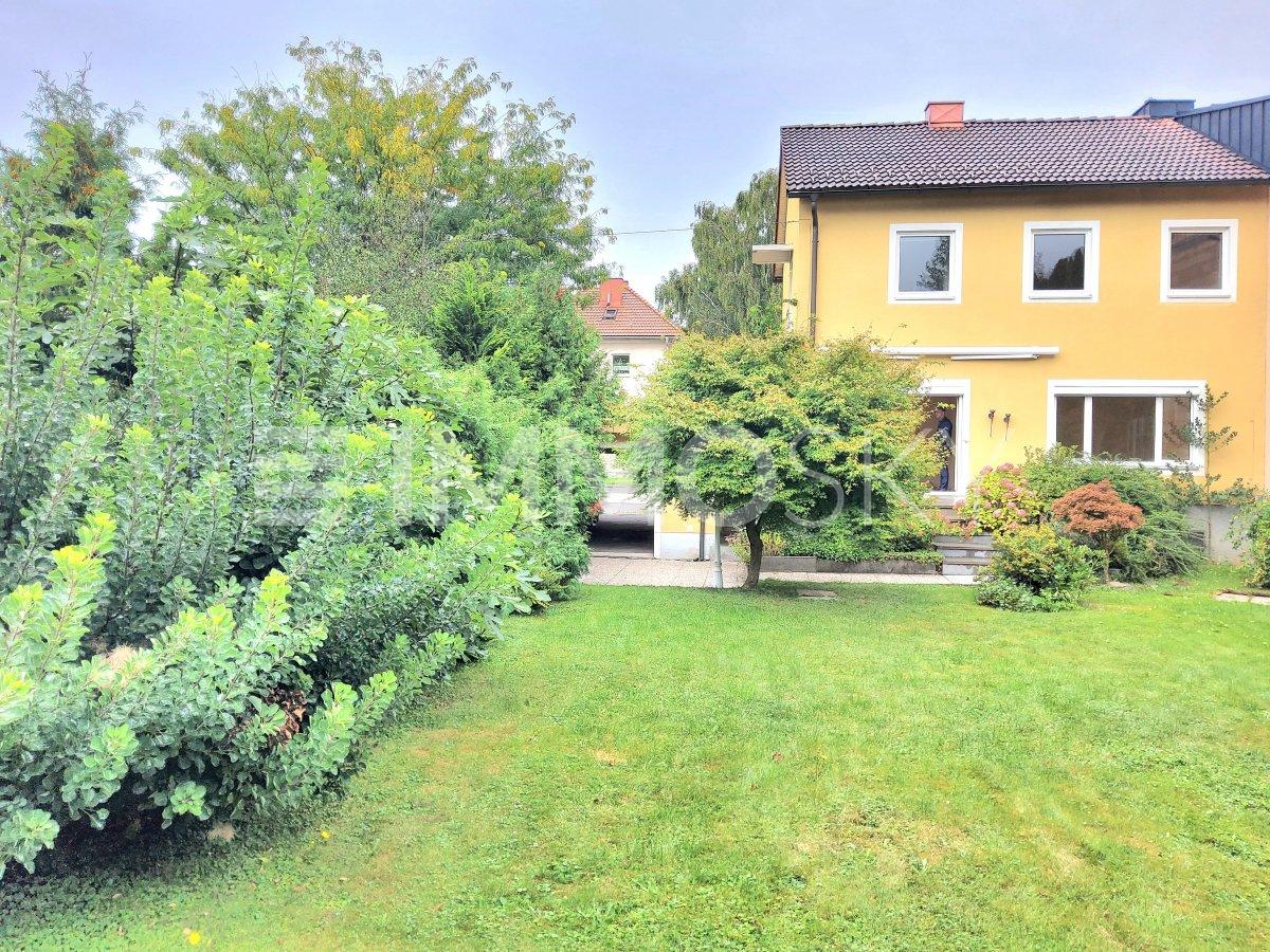 Doppelhaushälfte mit Garten und Garage
