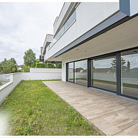 Ca. 130 m² große Gartenterrasse