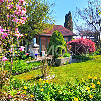 Grillplatz mit Terrasse vor dem Haus